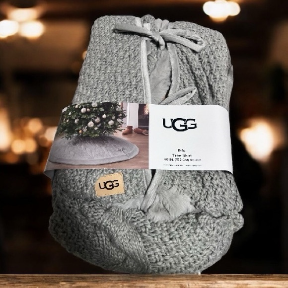 🚨 UGG Christmas Skirt NWT Gray Knit Holiday Tree Skirt with faux fur trim 60” - Picture 2 of 3